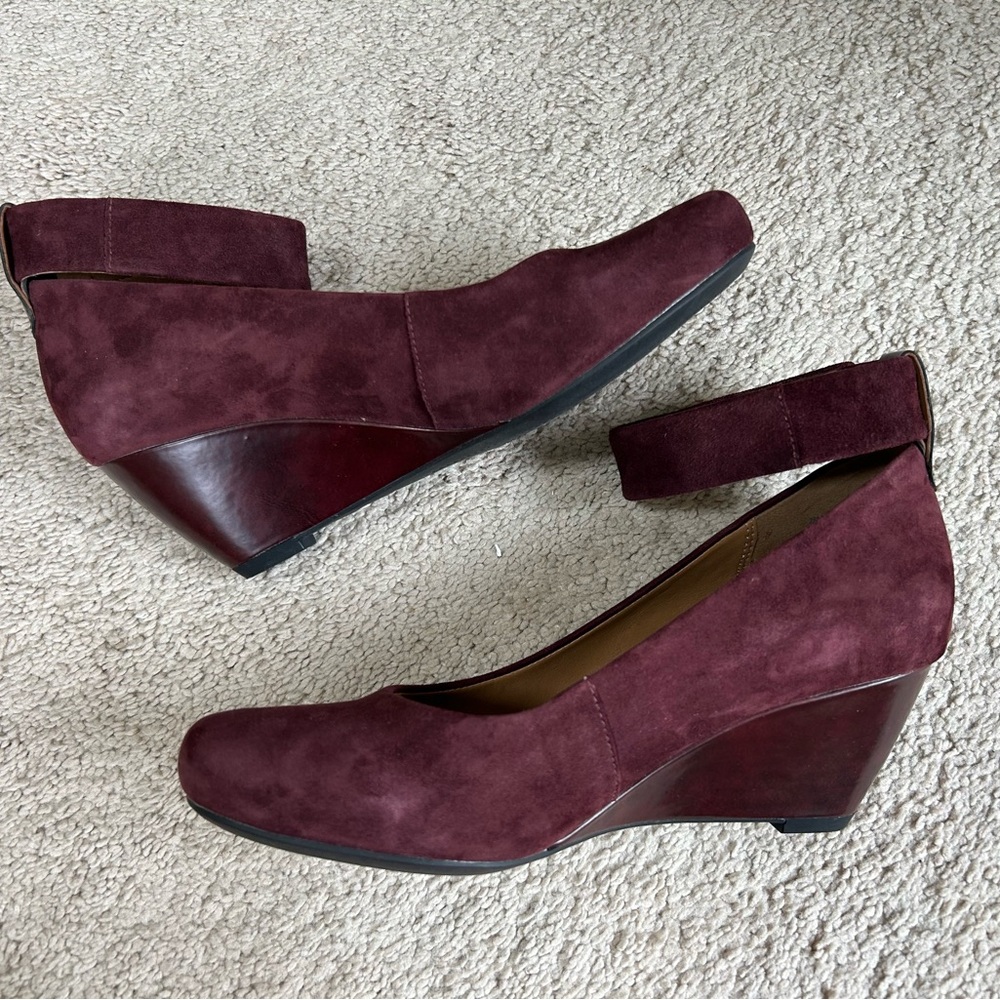 Clarks Artisan Burgundy Suede Womens Size 8.5 Wedge Dress Shoe Ankle Straps